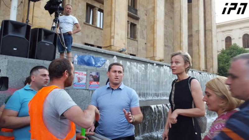 "მე ეს სისხლიანი ღამე არასდროს დამავიწყდება" - პარლამენტის წინ აქციაზე მაკა ჩიჩუა მივიდა